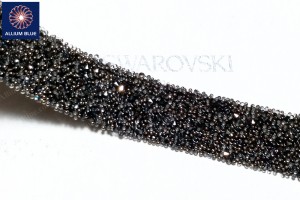 スワロフスキー Crystal Fabric Banding ホットフィックス (57000), ストーンズ in 0.7mm - Crystal Metallic ライトゴールド on 1cm Black Banding